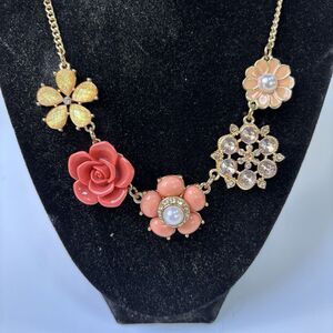 LC Lauren Could Conrad Gold Tone Floral Necklace Peach Salmon Flowers